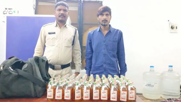 हिस्ट्रीशीटर रवि साहू गिरफ्तार, ढाबे के पीछे बेच रहा था शराब