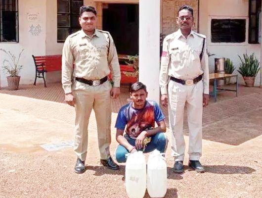 जंगल में महुआ शराब बनाकर गाँव-गांव में बेचने वाला गिरफ्तार