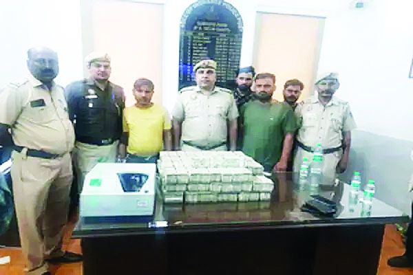 दिल्ली में 3 करोड़ रुपये कैश के साथ 4 गिरफ्तार