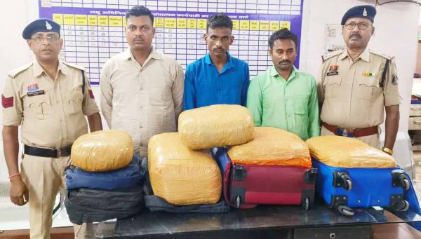 रेलवे स्टेशन के पास गांजा बरामद, तीन तस्कर गिरफ्तार