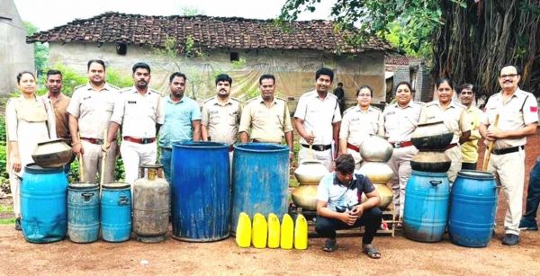 75 लीटर कच्ची शराब और 900 किलोग्राम गुड़ निर्मित पाश जब्त