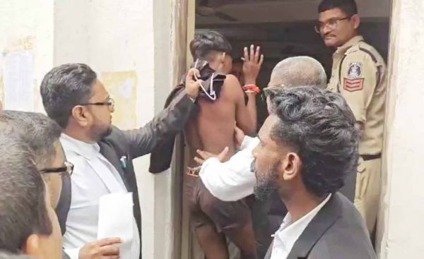 कोर्ट में युवक ने वकील को दिखाया चाकू, वकील संघ ने पीटकर पुलिस को सौंपा