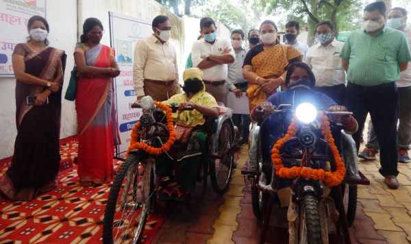 मंत्री अनिला भेंड़िया ने दिव्यांग लता और रानिया को प्रदान किया निःशुल्क मोटराइज्ड ट्राईसाइकिल