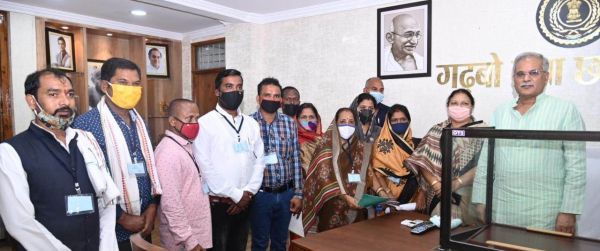 मुख्यमंत्री भूपेश  बघेल से नगर पंचायत डोंडीलोहरा के पदाधिकारियों ने की सौजन्य मुलाकात
