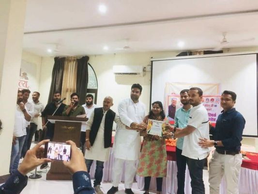 कोविड-19 दौरान किए गए कार्यों के लिए मुख्यमंत्री भूपेश बघेल ने जिला युवा कांग्रेस नेता को किया सम्मानित
