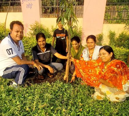  अब्दुल मुस्ताक ने अपने माता-पिता की याद में लगाये पौधे 