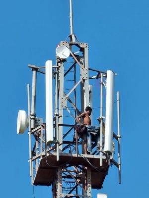  मैनपुर ब्रेकिंग: टावर पे चढ़े युवक ने मचाया उत्पात ,देखे VIDEO 