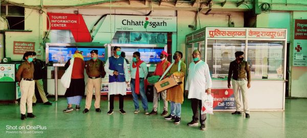 यात्रियों को जागरूक करने दक्षिण पूर्व मध्य रेलवे ने किया "नुक्कड़ नाटक"   