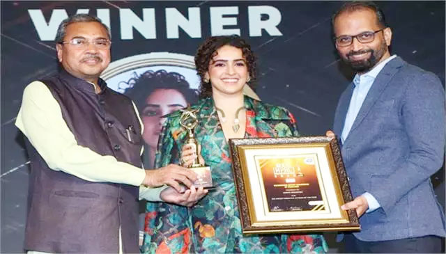 सान्या मल्होत्रा ​​ने जीता वर्सेटाइल एक्ट्रेस ऑफ द ईयर अवॉर्ड