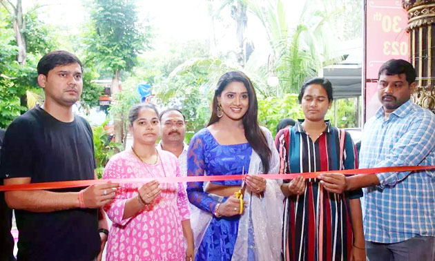 अभिनेत्री कीर्ति भट्ट ने वीवेज़ और क्राफ्ट्स एक्सपो का उद्घाटन
