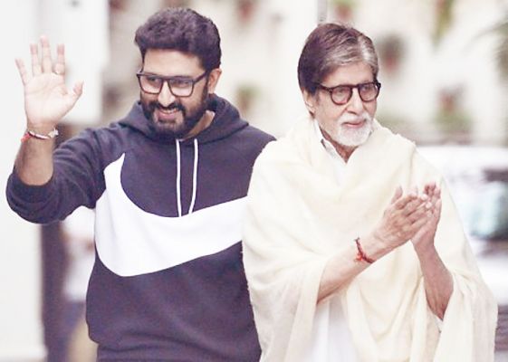 बिग बी के साथ अभिषेक बच्चन ने भी किया घर के बाहर प्रशंसकों का अभिवादन