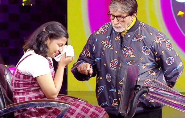 अमिताभ बच्चन प्रतियोगी को आंसू पोंछने के लिए टिश्यू दिया