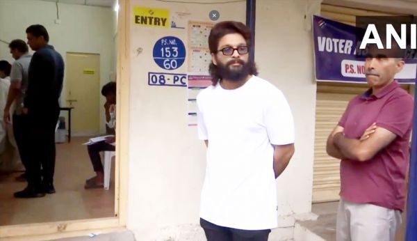 वोटरों संग लाइन में लगे रहे अभिनेता अल्लू अर्जुन, डाला वोट