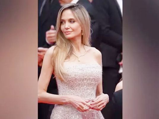 Cannes 2025 के रेड कार्पेट पर सीक्विन गाउन में एंजलीना जोली ने जलवा बिखेरा