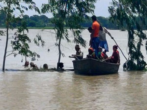  बारिश के पानी में डूबा पूरा गांव ,ग्रामीणों ने नाव की सहायता से लोगों की  बचाई जान 