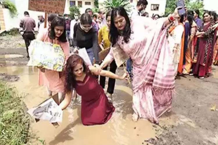  VIDEO: राजधानी में गड्ढों वाली सड़क को लेकर गंदे पानी में महिलाओं ने किया कैटवॉक 