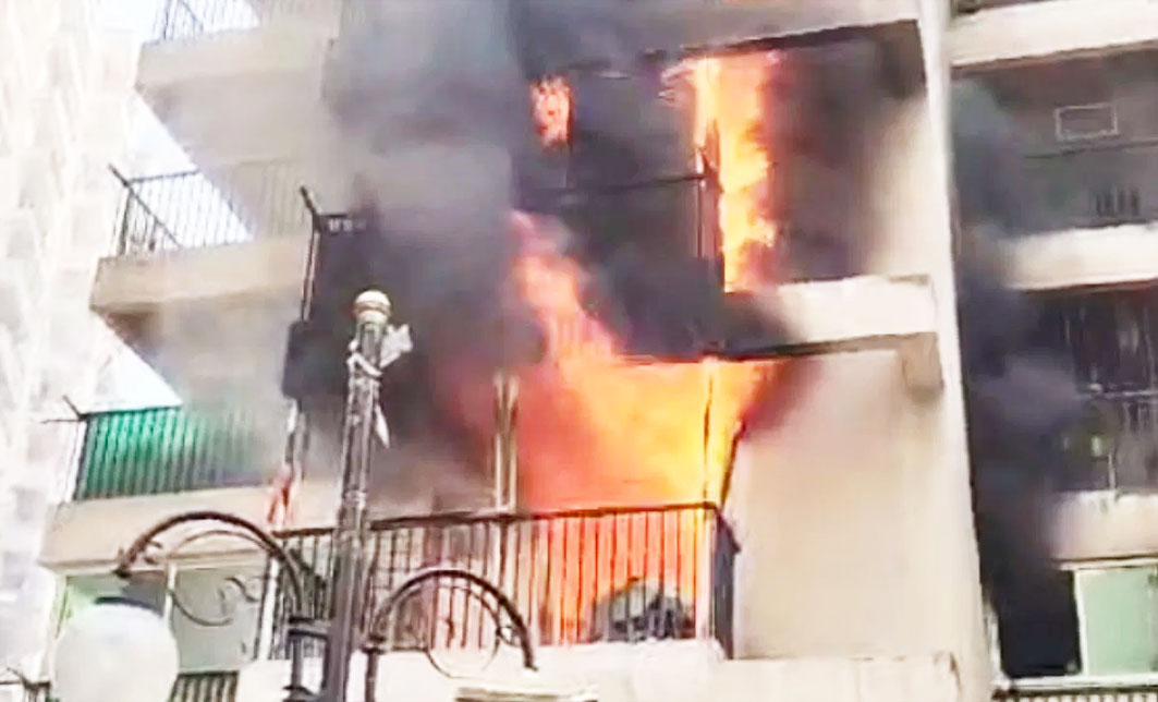 ग्रेटर नोएडा के गौर सिटी में एवन्यू 16 के दो फ्लैटों में लगी आग