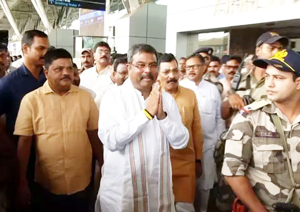 शिक्षा मंत्री का पदभार संभालने के बाद धर्मेंद्र प्रधान पहली बार पहुंचे ओडिशा