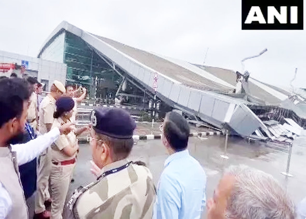 दिल्ली एयरपोर्ट टर्मिनल 1 पर छत गिरने के बाद कांग्रेस और भाजपा में आरोप-प्रत्यारोप का दौर शुरू