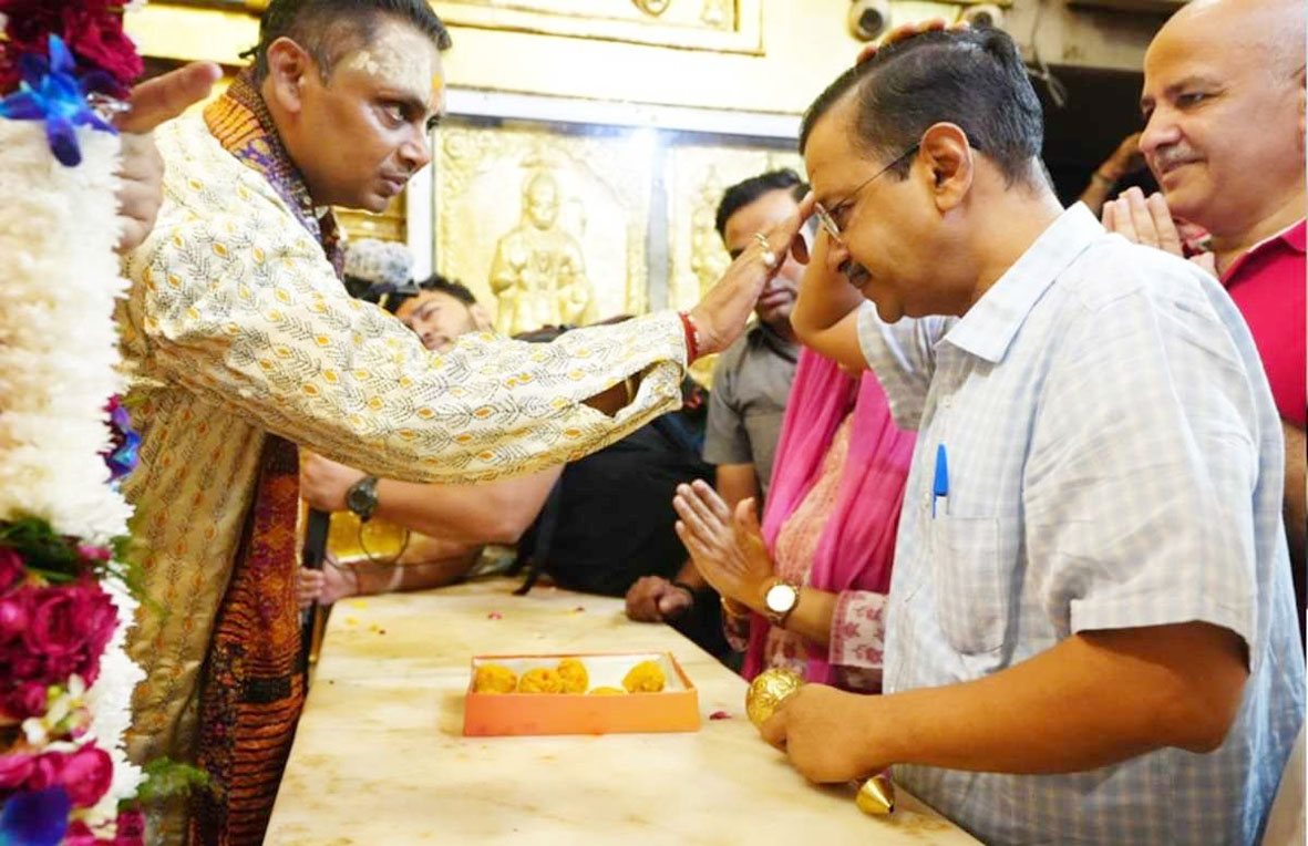 CM केजरीवाल ने पत्नी के साथ हनुमान मंदिर पहुंचकर पूजा-अर्चना की