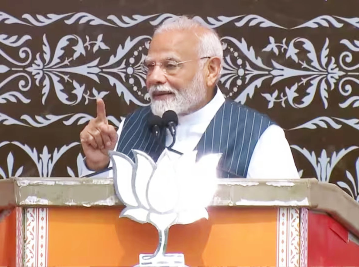 जम्मू कश्मीर का चुनाव तीन खानदानों और नौजवानों के बीच : PM मोदी