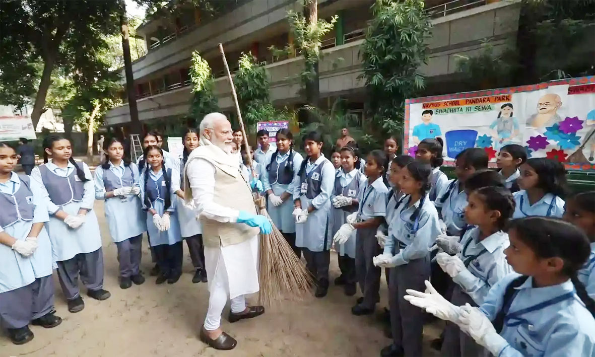 प्रधानमंत्री नरेंद्र मोदी से मिलकर गदगद हुए स्कूली छात्र-छात्राएं