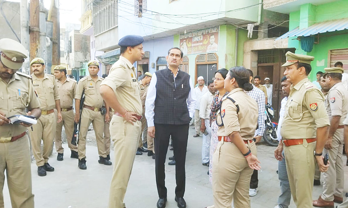 पुलिस टीम पर पथराव, आईजी ने किया घटनास्थल का निरीक्षण