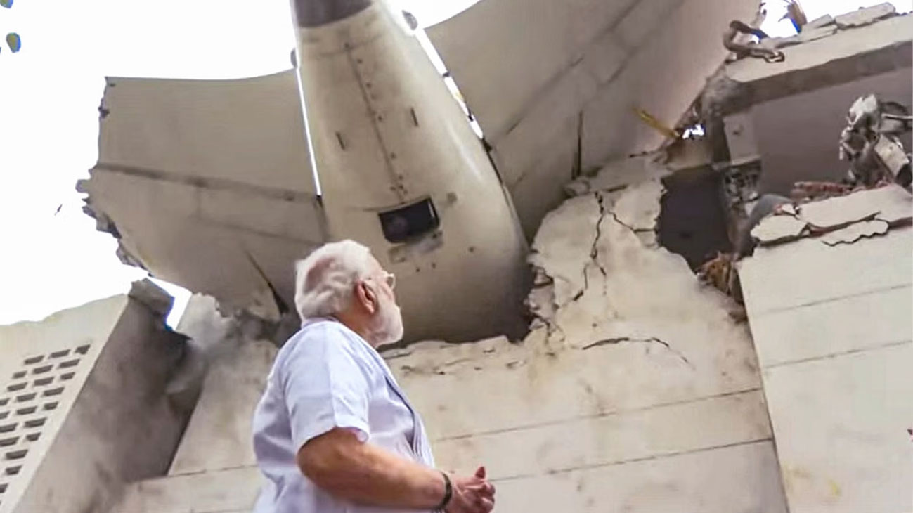 एयर इंडिया विमान हादसे वाली जगह पर पहुंचे पीएम मोदी