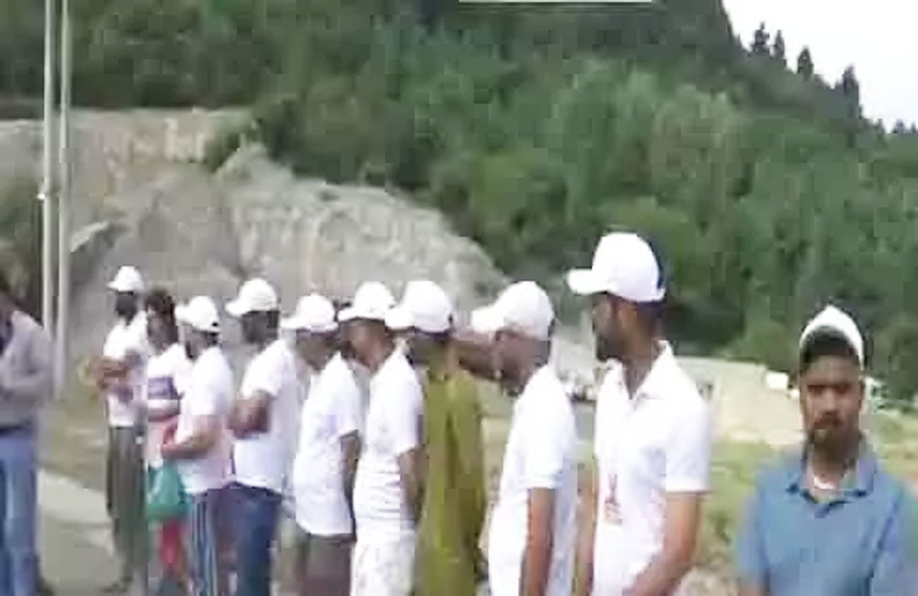 पहलगाम आतंकी हमले के कुछ सप्ताह बाद स्थानीय लोगों ने तीर्थयात्रियों का स्वागत किया