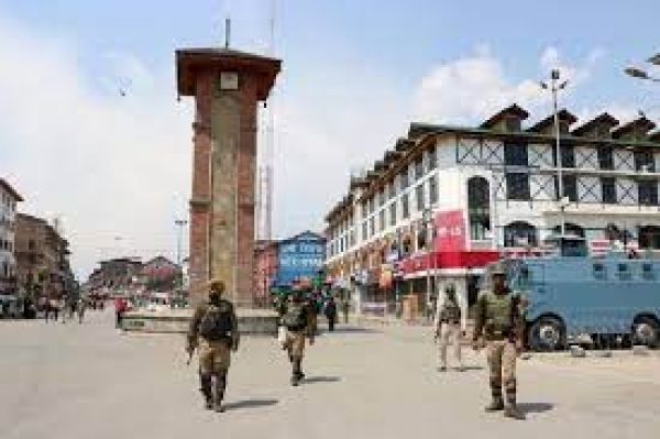 श्रीनगर के मशहूर लाल चौक को 15 अगस्त से पहले किया गया तिरंगामय 