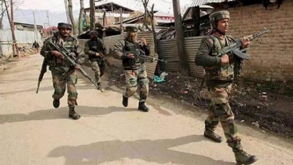  जम्मू कश्मीर में आतंकियों का हमला, फोर्स ने इलाके को कराया खाली