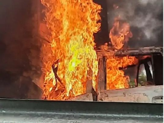 VIDEO : बस और कार की टक्कर में 5 लोग जिंदा जले