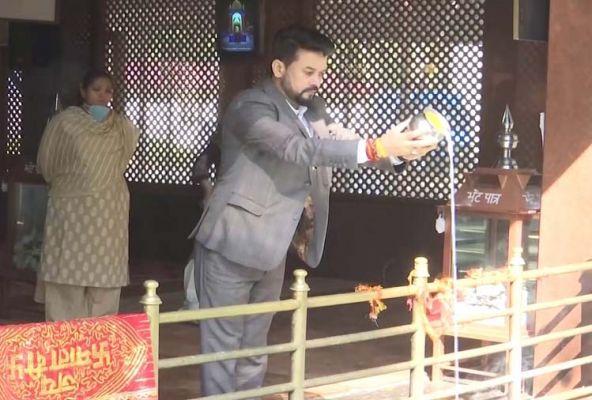केंद्रीय मंत्री अनुराग ठाकुर ने माता खीर भवानी मंदिर में की पूजा