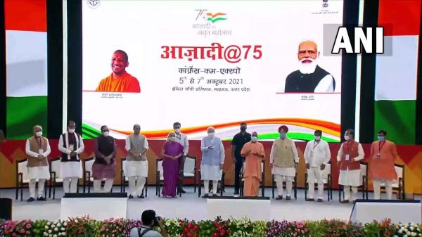 प्रधानमंत्री नरेन्द्र मोदी ने यूपी के लाभार्थियों को सौंपीं पीएमएवाई-यू के तहत निर्मित घरों की चाबियां