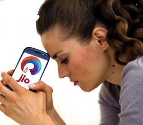  Jio  का नेटवर्क अचानक ठप हो जाने से सभी जियो यूजर्स परेशान