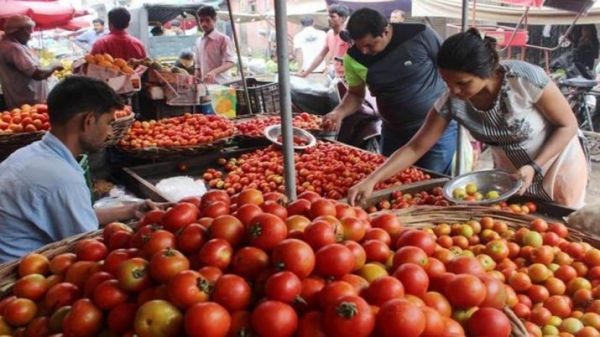  सब्जियों पर भी महंगाई की मार, 50 रुपये तक पहुंचा टमाटर