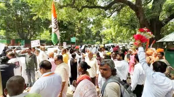कांग्रेस कार्यकर्ताओं ने पार्टी मुख्यालय के बाहर मनाया जश्‍न