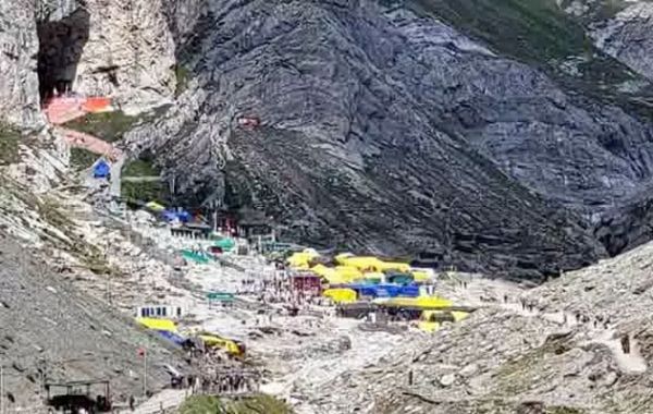 श्रीनगर के पंथा चौक बेस कैंप से तीर्थयात्रियों का नया जत्था रवाना