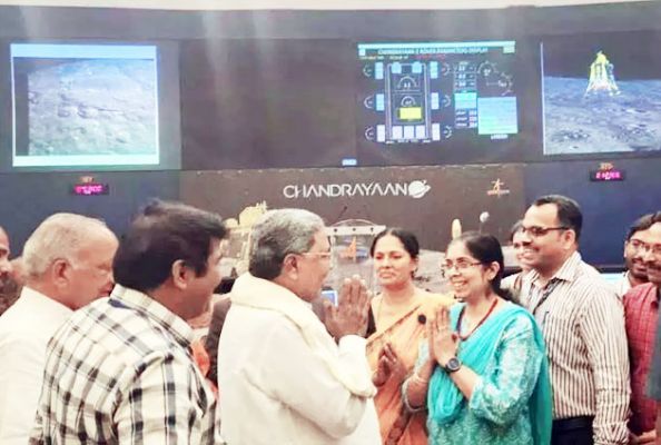 CM सिद्धारमैया ने चंद्रयान-3 की सफल लैंडिंग पर इसरो प्रमुख को दी बधाई