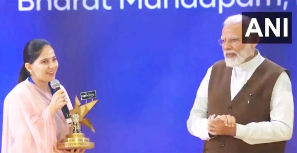 PM मोदी ने भारत मंडपम में पहले राष्ट्रीय रचनाकार पुरस्कार प्रदान किया