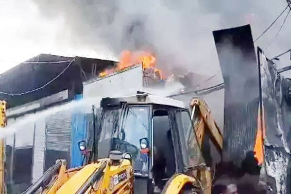 इंदौर के ट्रांसपोर्ट नगर में टायर गोदाम में लगी भीषण आग
