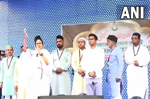 CM ममता बनर्जी ने ईद-उल-फितर पर एक सभा को किया संबोधित