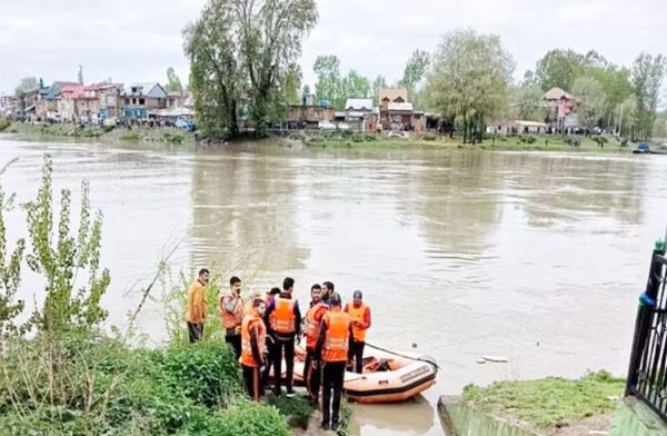 श्रीनगर झेलम नदी में नाव पलटने से बड़ा हादसा, कई  लापता