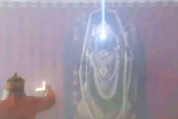 राम नवमी पर भगवान राम लला का माथा सूर्य तिलक से जगमगा