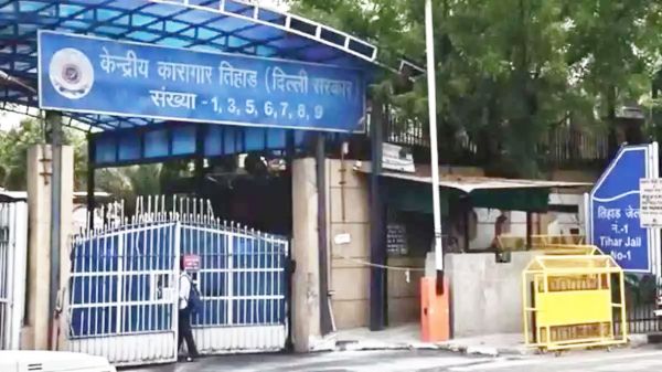 दिल्ली की तिहाड़ जेल में दो गुटों में झड़प, चार कैदी घायल