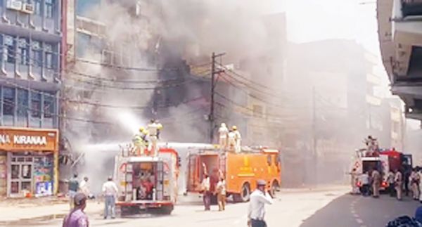 पटना रेलवे स्टेशन के पास बहुमंजिला होटल में लगी भीषण आग