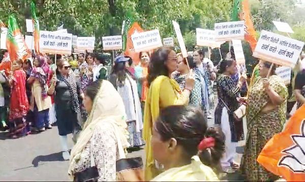 BJP दिल्ली महिला मोर्चा ने CM केजरीवाल के घर के बाहर खोला मोर्चा