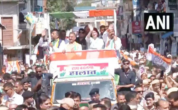 कांग्रेस महासचिव प्रियंका गांधी वाड्रा ने बड़सर में किया रोड शो