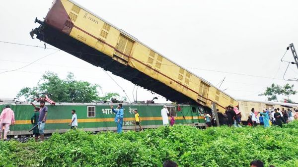 कंचनजंगा एक्सप्रेस ट्रेन को मालगाड़ी ने मारी टक्कर, 8 की मौत