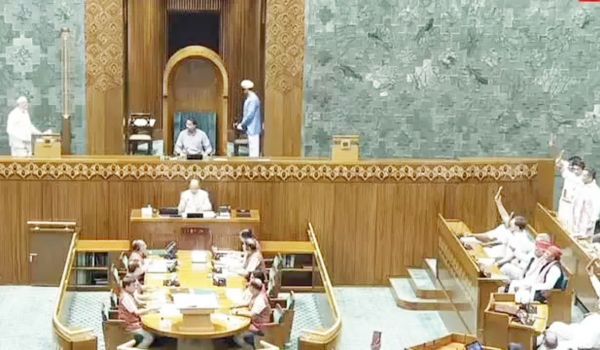 संसद में पीएम मोदी के शपथ ग्रहण के दौरान विपक्ष ने संविधान की किताबें उठाई